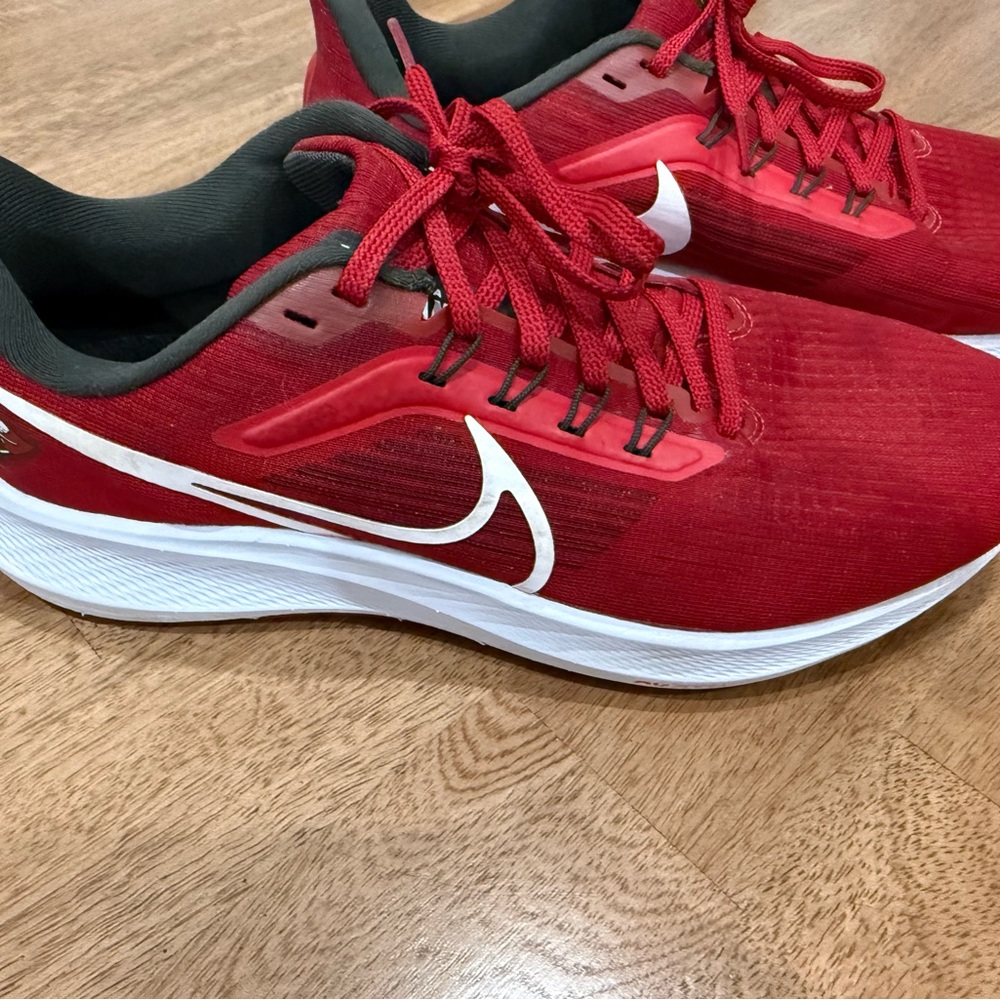Unisex Nike Red Tampa Bay Buccaneers Zoom Pegasus 39 Running Shoe
